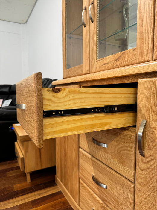 Santros Oak 2Dr/4Drw Dresser