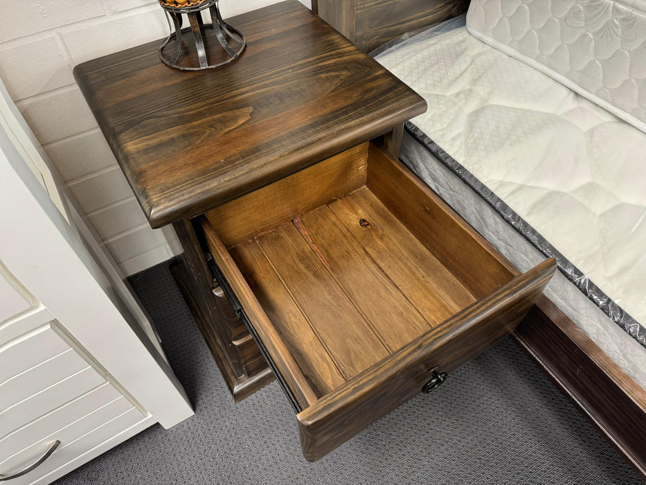 Crescent 3 Drw Bedside